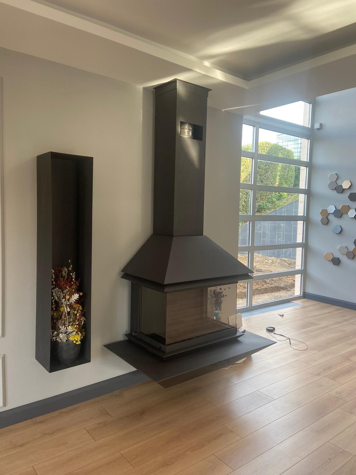 3 Tarafı Camlı Asma Metal Şömine